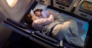 ユナイテッド航空、カウチシート「ユナイテッド・リラックス・ロウ」を導入