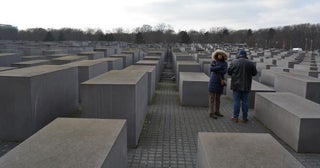 【記憶を刻む街、ベルリンを歩く】 死の瀬戸際にあった人々の言葉 ベルリンのホロコースト記念碑