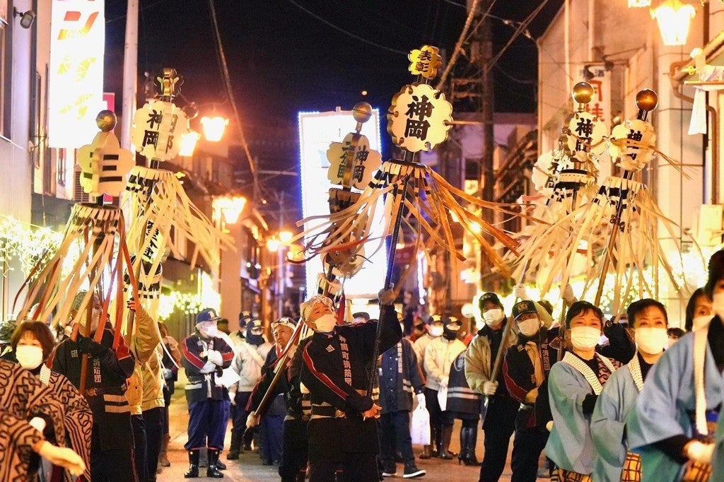雪国では珍しい冬の夜祭り伝統と革新が融合する飛騨の夜