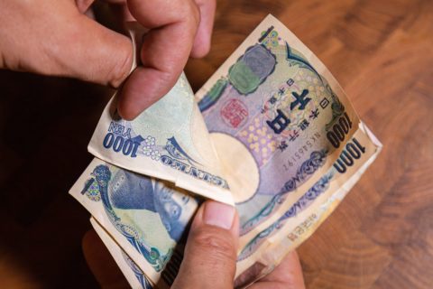 【意外】セルフレジで「千円札」が2枚出てきた！→片方のサイズが小さいけど、もしかして「偽札」なの!? お札のサイズが違う理由とは