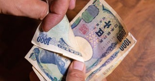 【意外】セルフレジで「千円札」が2枚出てきた！→片方のサイズが小さいけど、もしかして「偽札」なの!? お札のサイズが違う理由とは
