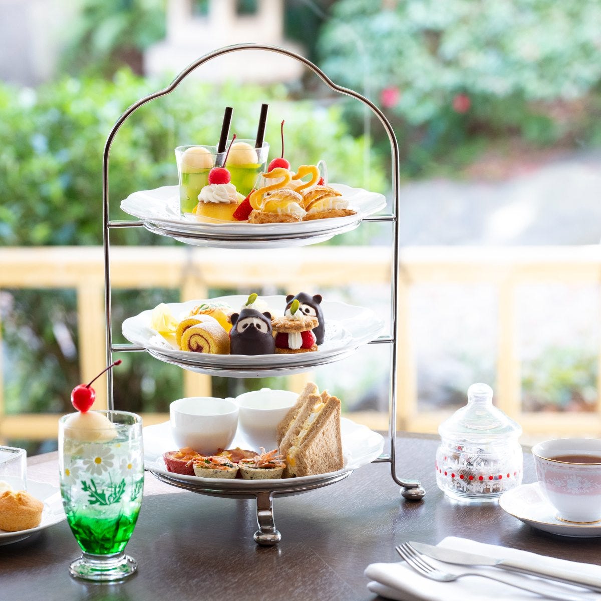東京プリンスホテルのレトロかわいいアフタヌーンティー。クリームソーダやスワンシューなど昭和喫茶の世界へ