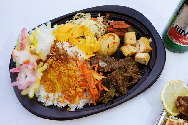 【ナシチャンプル】上野のクリスマスマーケットの屋台で出会った、インドネシアのジャワ料理にハマる冬：パリッコ『今週のハマりめし』第216回