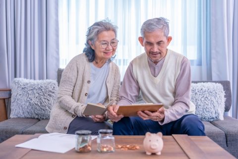 年金見込み額は「月13万円」。65歳まで働くべきか、60歳で退職しても生活できるのか…現実的な老後資金を試算