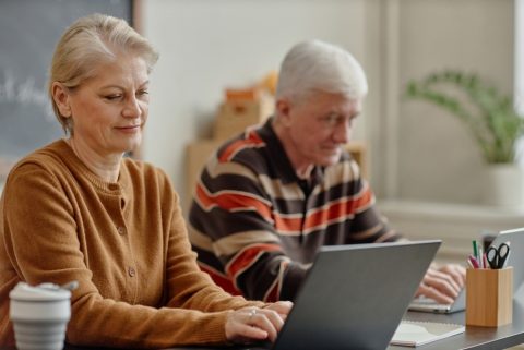 65歳になります。月収30万円で雇用延長の予定ですが、在職老齢年金制度に触れないでしょうか