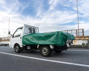 初心者マークの車に“あおり運転”してきた軽トラックの末路。フロントガラスに“黄色い紙”が貼られていて…