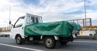 初心者マークの車に“あおり運転”してきた軽トラックの末路。フロントガラスに“黄色い紙”が貼られていて…