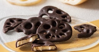 ゴディバの本気、極まる！高級チョコ×岩国れんこんの“禁断”マリアージュ。カリッ！と旨い「岩国れんこんチップス チョコレート」誕生