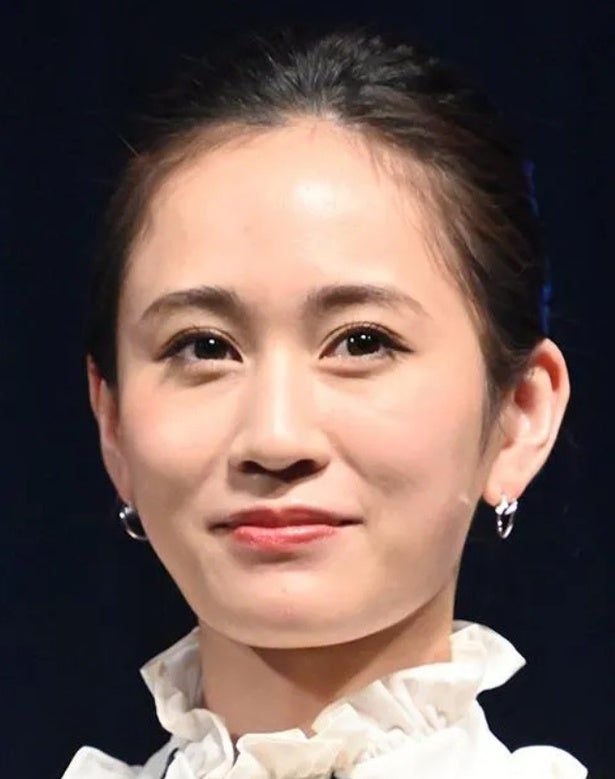 “オフショルで大人の色気”…前田敦子、さわやか白のロングワンピース姿に「とっても素敵」「綺麗すぎる」の声