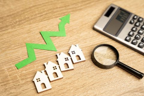 変動金利で「3000万円」の住宅ローン返済中。金利が上がっても「5年・125％ルールがあれば安心」のはずが、同僚に「返済総額は増える」と言われビックリ！「金利1％・2％」でどう変わるでしょうか？