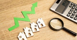 変動金利で「3000万円」の住宅ローン返済中。金利が上がっても「5年・125％ルールがあれば安心」のはずが、同僚に「返済総額は増える」と言われビックリ！「金利1％・2％」でどう変わるでしょうか？