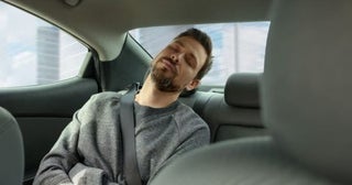 飲み会の帰り、コインパーキングに停めた車内で朝まで寝ていたのですが、同僚に「罰金になるからしないほうがよい」と言われました。本当ですか？