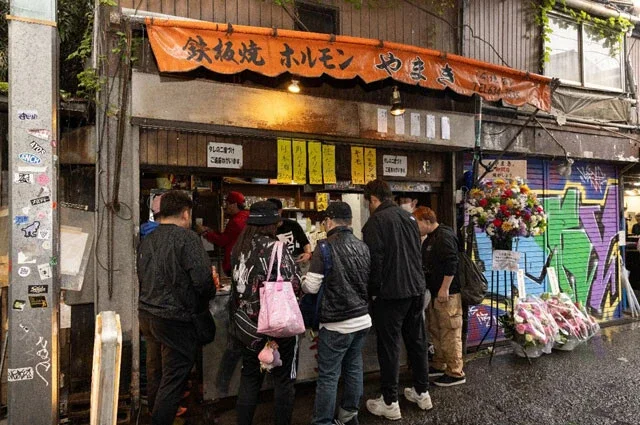 大阪・西成の伝説のホルモン屋「やまき」。休業中の店を復活させたふたりのボクサーの心意気と運命の物語【前編】