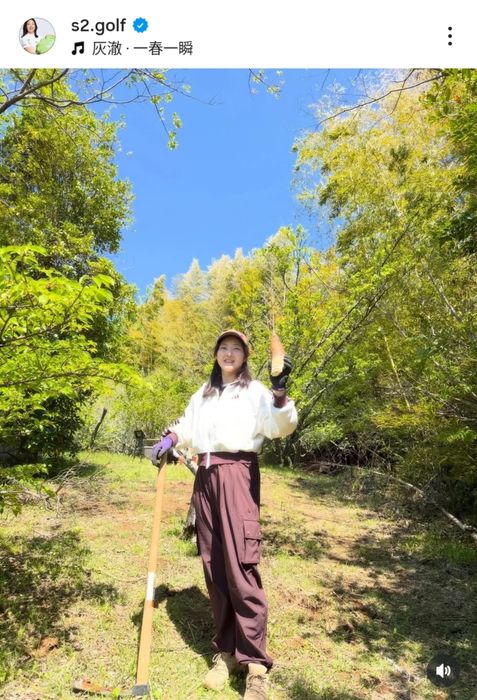 ゴルフクラブを農具に持ち変えて、ベテランプロが今年もタケノコ掘りへ！ 「振り上げた時、一瞬ゴルフの動きしてる」さすがの一撃