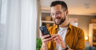 スマホのアプリは基本的に「無料」でプレイできますよね。運営元はどのようにして「利益」を出しているのでしょうか？