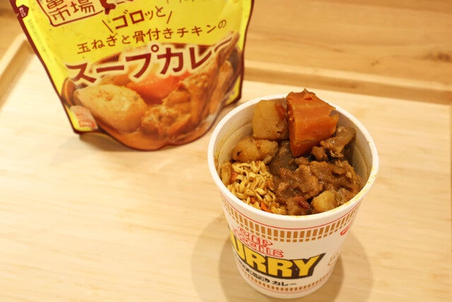 【限界突破カレーヌードル】お湯なんて使わない!!レトルトのスープカレーで麺を戻す特濃すぎるカレーヌードル！＜野島慎一郎のバカレシピ＞