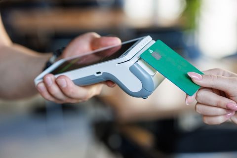 「親のカードで払うよ」と大学の同級生が1万円分ご馳走してくれました。親が許可を出せば「本人」でなくてもカードを利用してよいのでしょうか…？