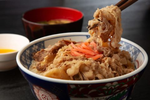 食料品「消費税1％」になれば、吉野家の牛丼が「498円→457円」に！ 先輩は「店内飲食だと498円のままかも」と言いますが、なぜ“安くならない”のですか？ 消費税の仕組みを確認