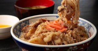 食料品「消費税1％」になれば、吉野家の牛丼が「498円→457円」に！ 先輩は「店内飲食だと498円のままかも」と言いますが、なぜ“安くならない”のですか？ 消費税の仕組みを確認
