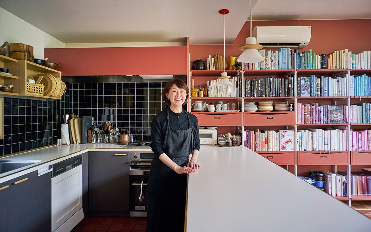 【料理家のキッチン】小堀紀代美さんの築50年・一戸建てリノベ。がんばらない収納術＆「我が家の特製」丸ごと肉じゃがレシピも公開