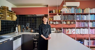 【料理家のキッチン】小堀紀代美さんの築50年・一戸建てリノベ。がんばらない収納術＆「我が家の特製」丸ごと肉じゃがレシピも公開