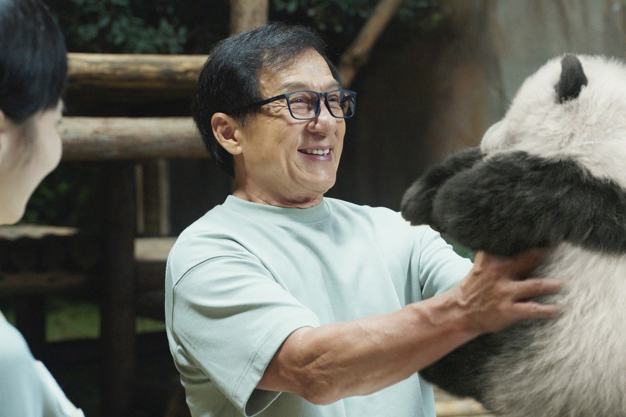 ジャッキー・チェンの新最強バディは、“かわいいパンダ”「パンダプラン」ジャッキーの多彩な顔を収めた新場面写真