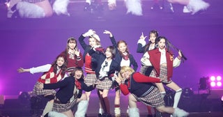 謎の美女グループ「CHANCE GALs」川村エミコ＆やしろ優とパフォーマンス クリスマス風制服姿で統一感【TGC広島2025】