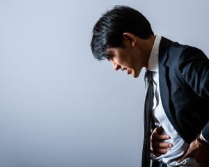 「もう限界です！」駅のトイレで個室に横入りした男性…譲ってあげた34歳会社員を待っていた“まさかの結末”