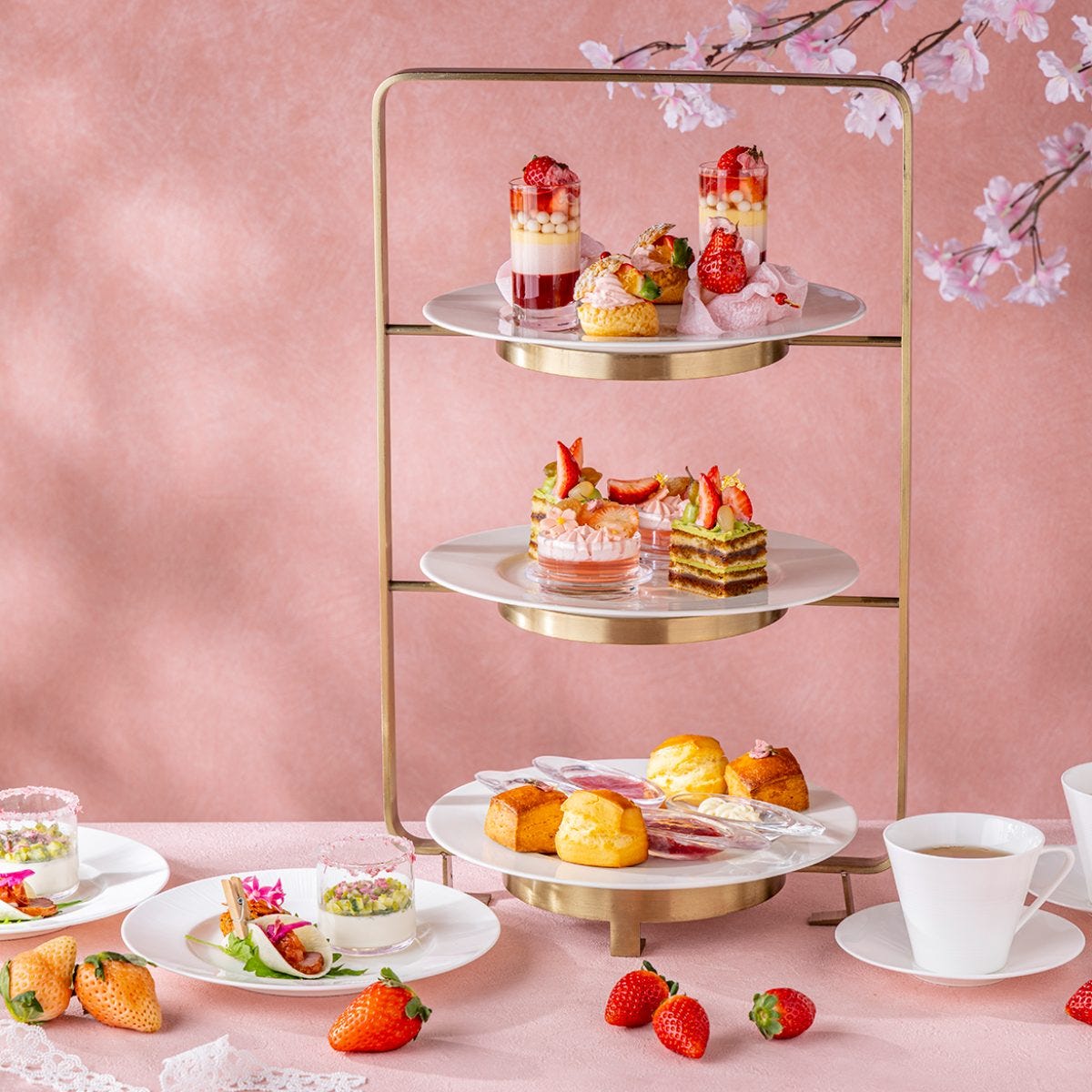 ストリングスホテル東京に桜×いちごのアフタヌーンティーが登場。ブランドいちごと桜のスイーツで春を感じて