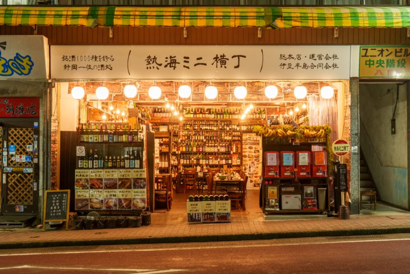 熱海市の居酒屋「熱海ミニ横丁」が開業4周年1000種類以上の酒、累計来場者数は6万人を突破