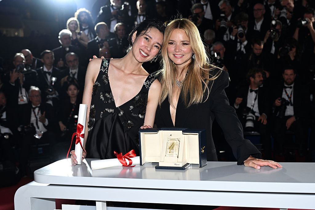 日本人初の快挙！ 岡本多緒がカンヌ最優秀女優賞をヴィルジニー・エフィラとダブル受賞濱口竜介監督も祝福
