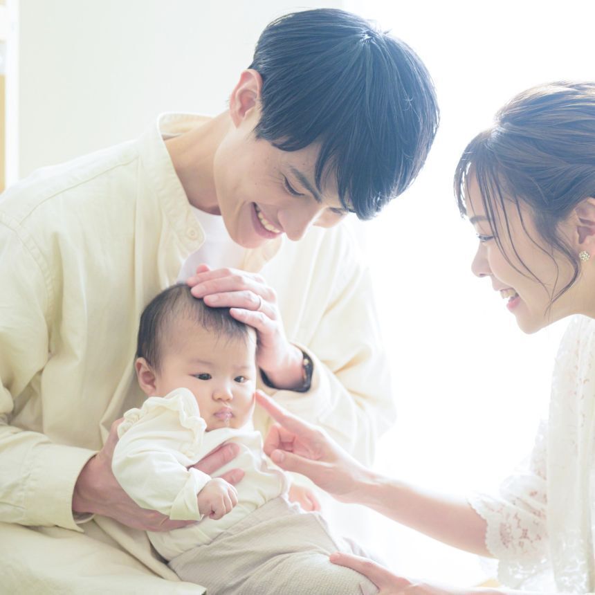 パパだって子どものために休みたいのに…男性の育休取得は平均63.5日、理想の半分以下