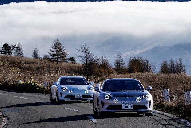 いよいよ生産終了を迎えるアルピーヌA110、3モデルを比較試乗｜日本オリジナル最終限定車も登場！