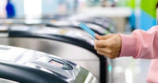 JRの駅構内にある施設を利用するために「入場券」を利用→「2時間」までしか利用できないそうですが「超過」した場合の料金はどうなるのでしょうか？