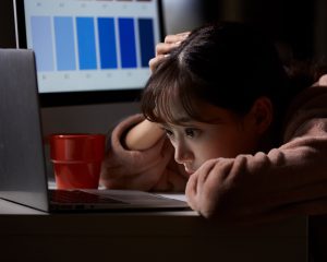 携帯のバイブ音は“トラブルの予兆”。「年末年始も気が休まらない」営業職の悲哀