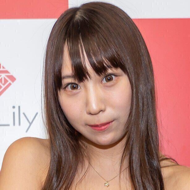 はち切れそうなむちむち美ボディ炸裂…日向葵衣、太ももからカーブし豊満胸元に「美しい」「かわいい」