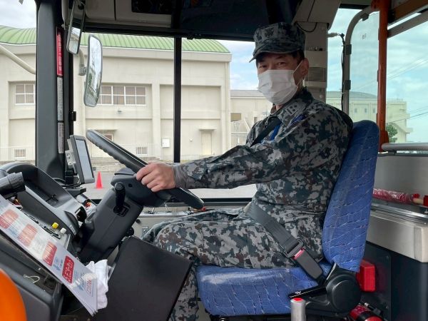 航空自衛隊入間基地でバス運転体験会を実施退職後のキャリア形成に備え約40人の自衛官が参加