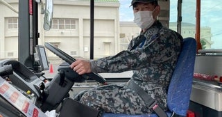 航空自衛隊入間基地でバス運転体験会を実施退職後のキャリア形成に備え約40人の自衛官が参加