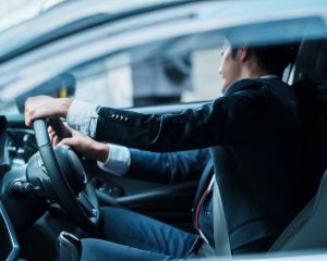 “あおり運転”してきた車の運転手が「窓を開けろ」信じられない行動に呆然。女性警察官の対応に心が救われた――週末ベスト