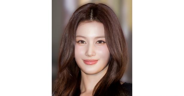 “スカーフ”が物語を運ぶよう…TWICE・サナ、あごに手を添えた“キューティ”な姿に「かわいい」「綺麗」