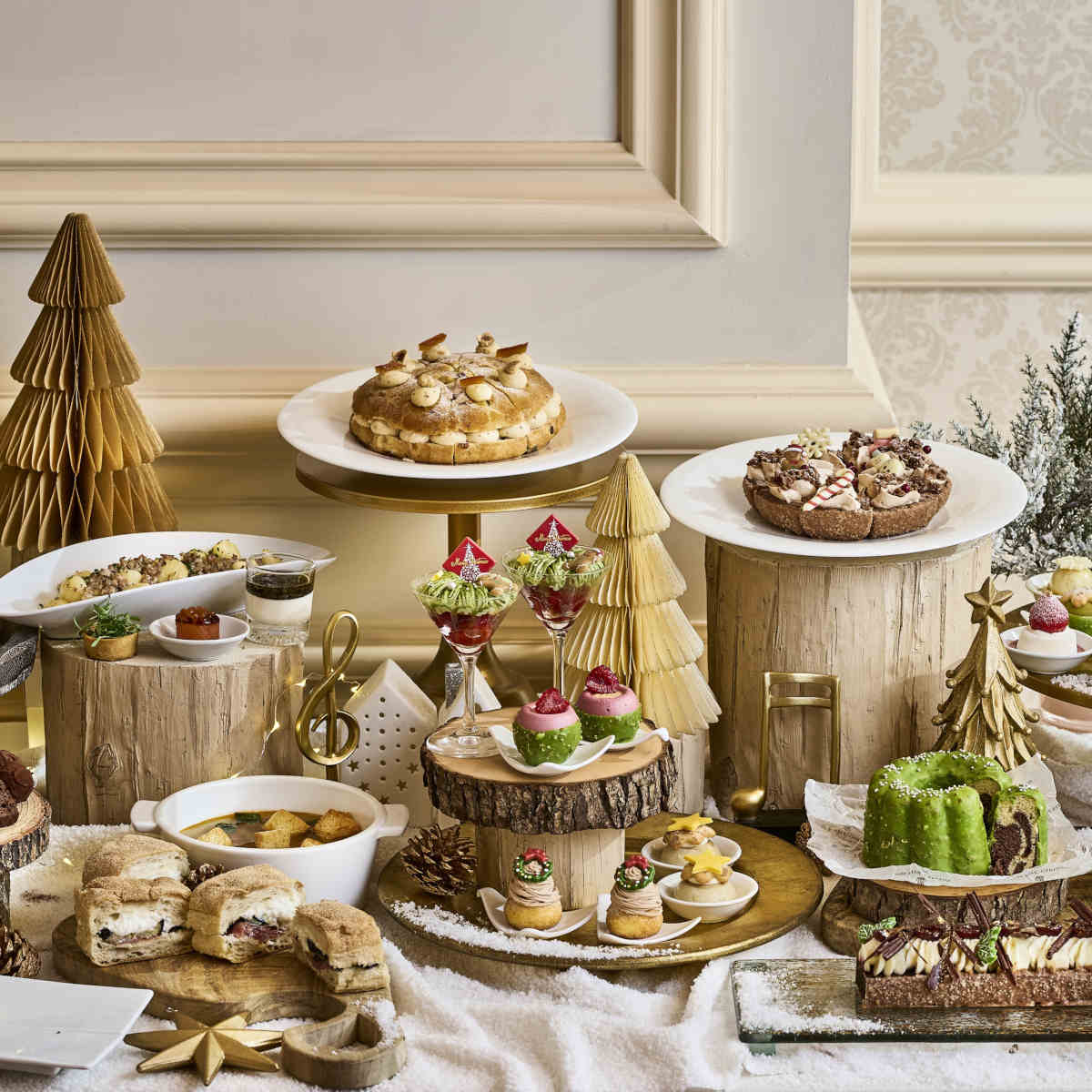 ザ・リッツ・カールトン大阪のアフタヌーンビュッフェ。クリスマスらしいプチガトーやホールケーキ、ローストチキンなど