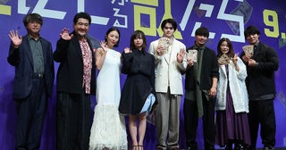 森七菜とMEGUMIは撮影現場でビューティトーク!? 「藁にもすがる獣たち」完成披露舞台挨拶で“1億円札”が舞い散る中、鈴鹿央士、成宮寛貴ら登壇