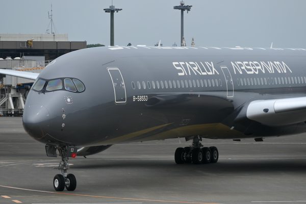 スターラックス航空、A350特別機「AIRSORAYAMAシルバー」就航張会長の操縦で成田到着