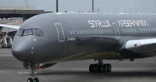 スターラックス航空、A350特別機「AIRSORAYAMAシルバー」就航張会長の操縦で成田到着