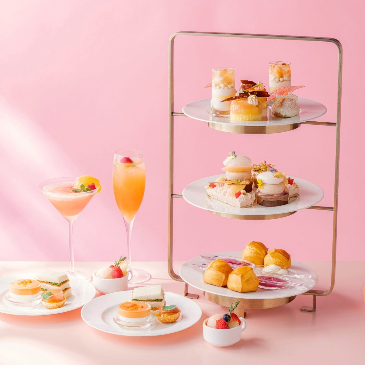 ストリングスホテル東京インターコンチネンタルのピーチアフタヌーンティー。桃×お茶のスイーツと洗練されたセイボリー