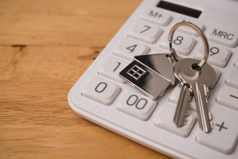 賃貸マンションで家賃1ヶ月分の更新料を請求されました。住み続けるだけなのに10万円以上かかるのが負担です。更新料は一般的なものなのでしょうか？