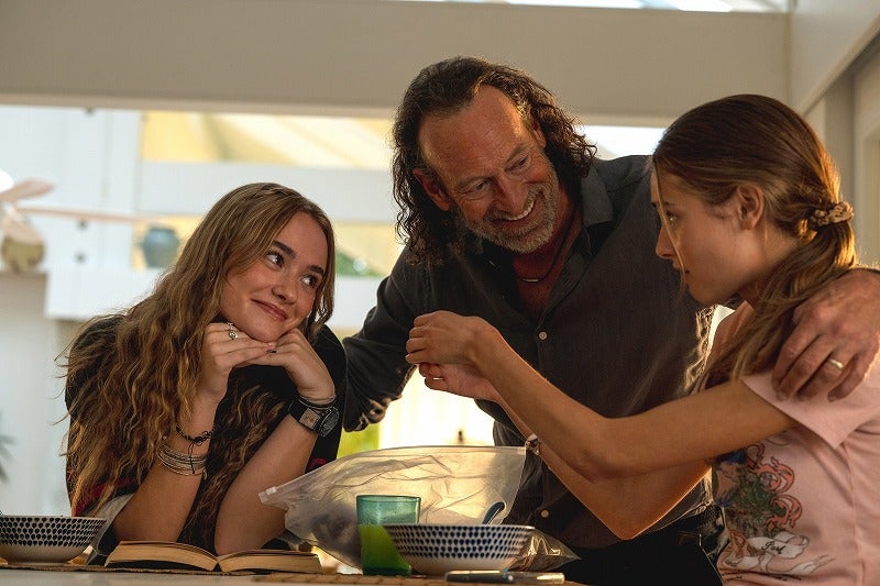 「コーダ あいのうた」のオスカー俳優トロイ・コッツァー、「おさるのベン」でろう者の父親役新場面写真公開