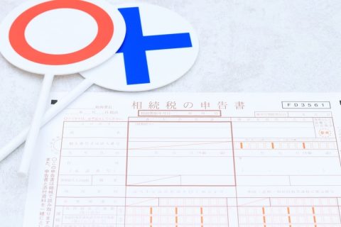 父の遺産は家だけなのですが、母から「相続放棄して」と言われました。理由は母と妹が一緒に住むからです。相続放棄すると私は損になりますか？