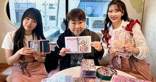【東京都渋谷区】シール交換カフェ「しぇあぷく 原宿店」で、天童よしみさんの一日店長イベントを実施