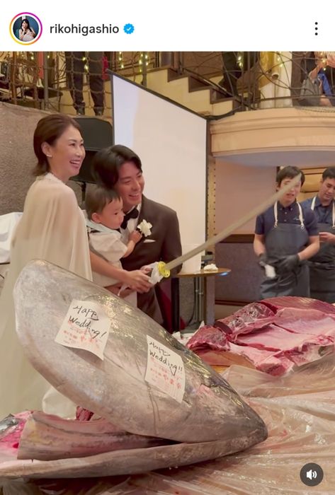 古閑美保の結婚披露宴に豪華メンバーが出席マグロの解体ショーからの、ファーストバイトもマグロ！